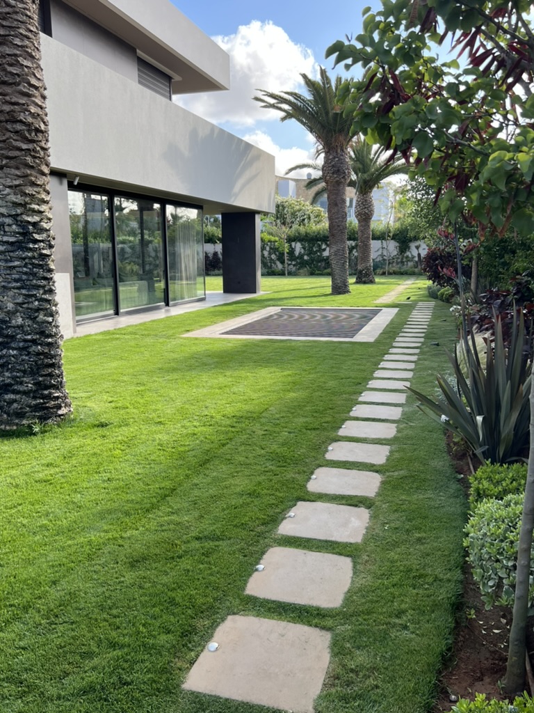 Villa luxe avec pelouse Paspalum et pas japonais